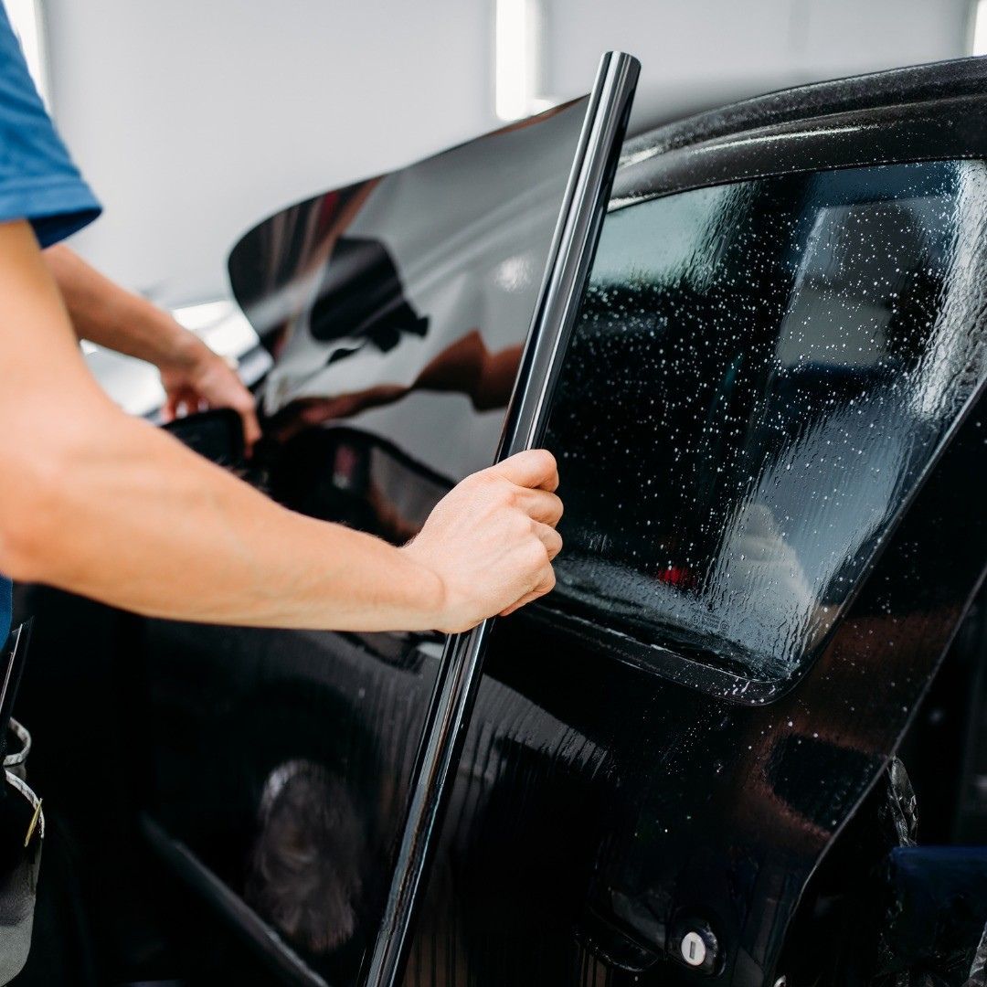 Migliora l'estetica della tua auto e aumenta la tua privacy con l'oscuramento vetri professionale da GGLASS.